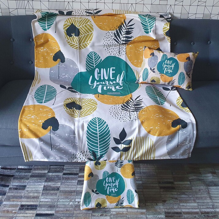 20% OFF -COMBO POCHOCLERO NUEVO! MANTA CON SOBRE + ALMOHADON - GIVE AMARILLO